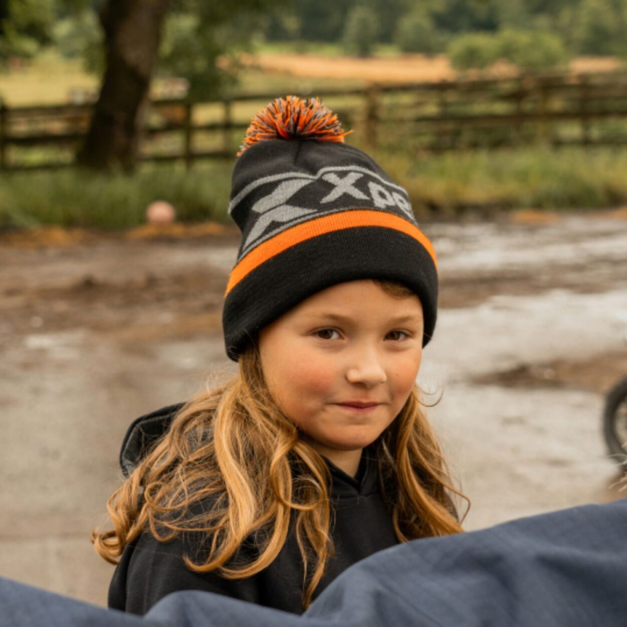 Xpert Junior Pom Pom Beanie Had, Black & Orange, One Size